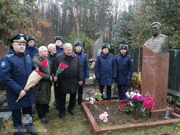 Памятное мероприятие по случаю 125-летия со дня рождения Героя Советского Союза, легендарного летчика-полярника генерал-майора авиации Михаила Водопьянова состоялось на Троекуровском кладбище в Москве у могилы авиатора