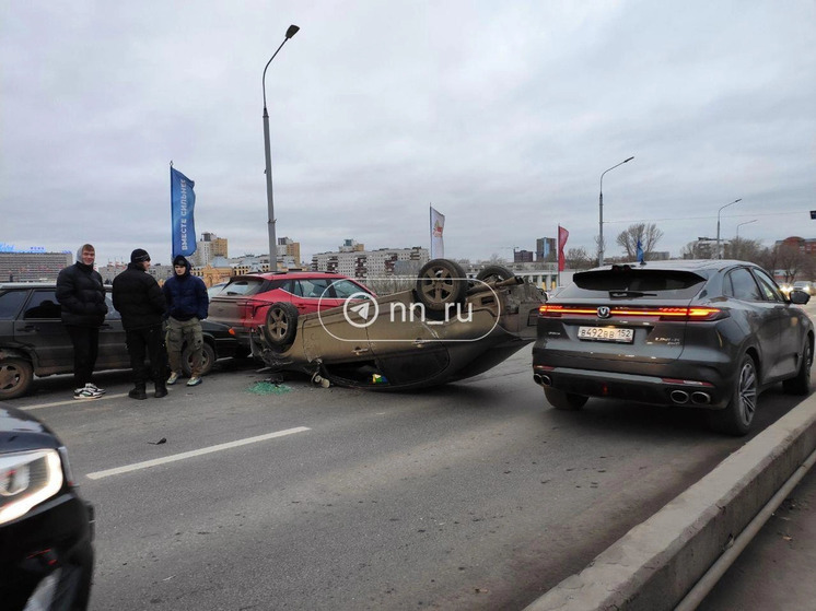 Движение по Канавинскому мосту «встало» из-за ДТП с «перевертышем»