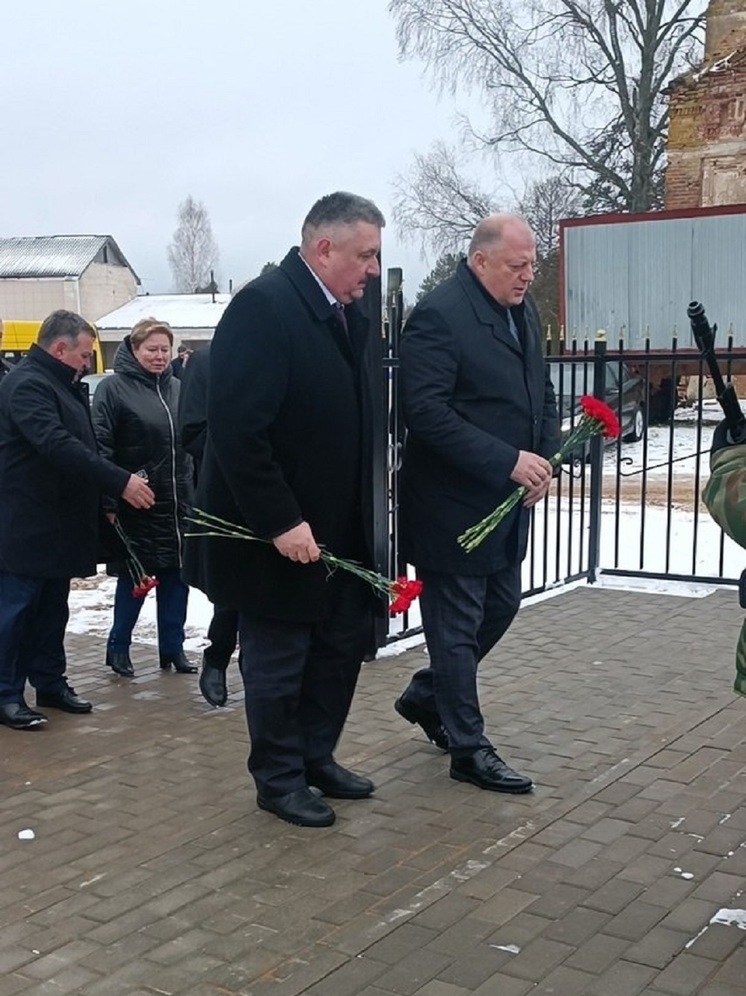 В Андреапольском округе депутаты Заксобрания Тверской области поклонились павшим в годы войны