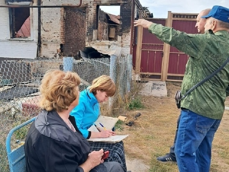 В конце сентября дома жителей села Шапкино Мучкапского округа серьёзно пострадали от крупного пожара. Погорельцев не оставили один на один с бедой ни односельчане, ни руководство области и муниципалитета. Благодаря выплатам из регионального и местного бюджетов, финансовой помощи от неравнодушных тамбовчан практически все погорельцы на сегодняшний день приобрели новое жильё или отремонтировали пострадавшее от огня. Об этом сообщает газета «Мучкапские новости».