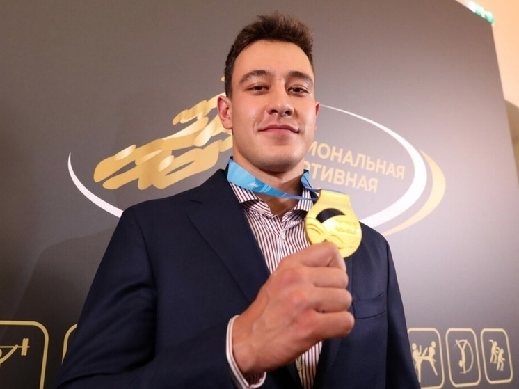Дегтярёв вручил рязанскому каноисту Петрову золотую медаль чемпионата мира