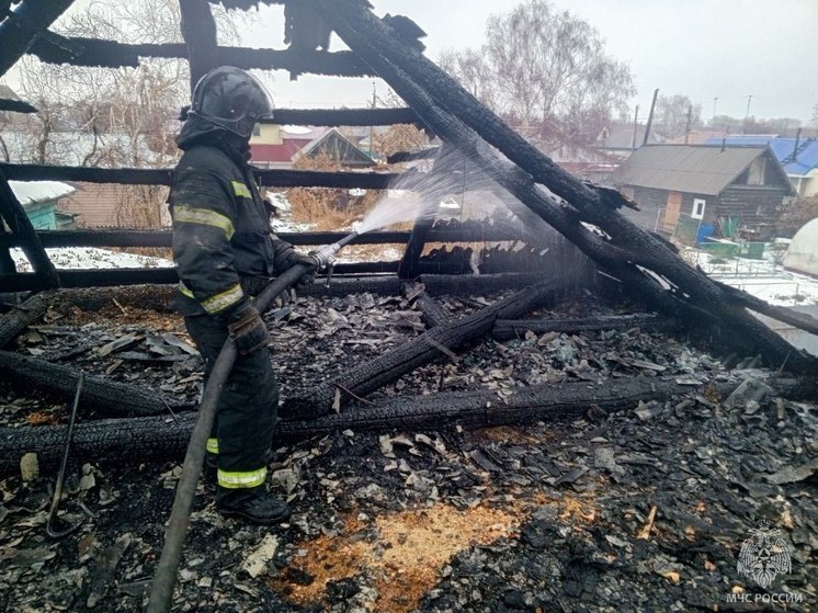 В Рубцовске огонь уничтожил крышу частного жилого дома