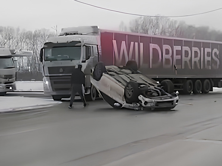 На Толмачевской в Новосибирске перевернулся Subaru