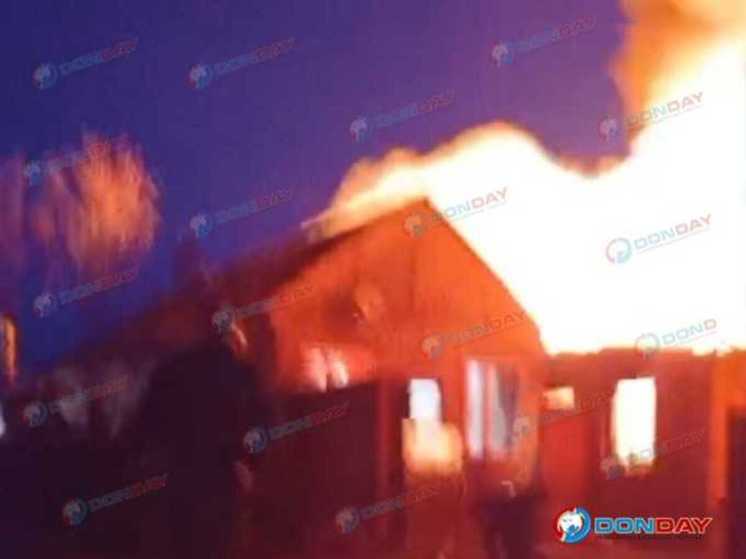В городе Шахты на большой площади горит дом