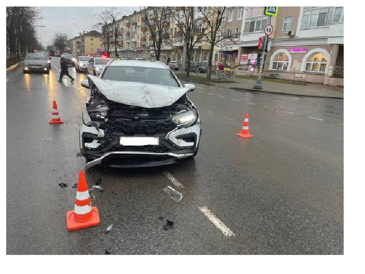 Автоледи проехала на красный в Вологде и создала ДТП