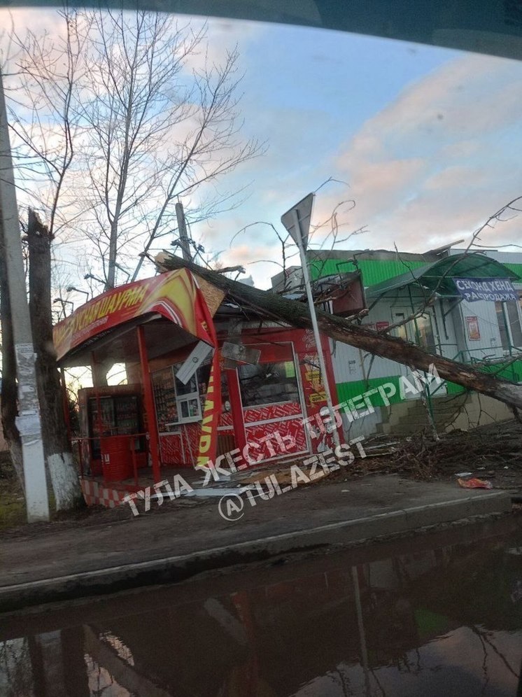 Павильон СВШ разрушен ураганным ветром в Тульской области