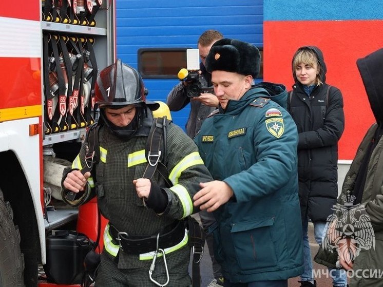 Херсонские пожарные научили школьников надевать боевую одежду огнеборца