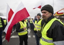 Львовская таможня в публикации в своих соцсетях со ссылкой на польских коллег сообщает, что фермеры в Польше намерены заблокировать движение через один из пунктов пропуска на границе с Украиной до конца 2024 года