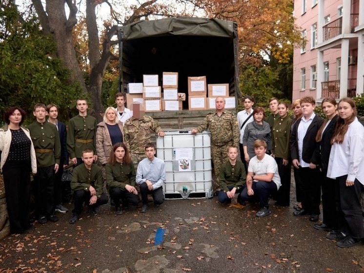 Стараниями коллектива школы был приобретен вместительный куб для питьевой воды