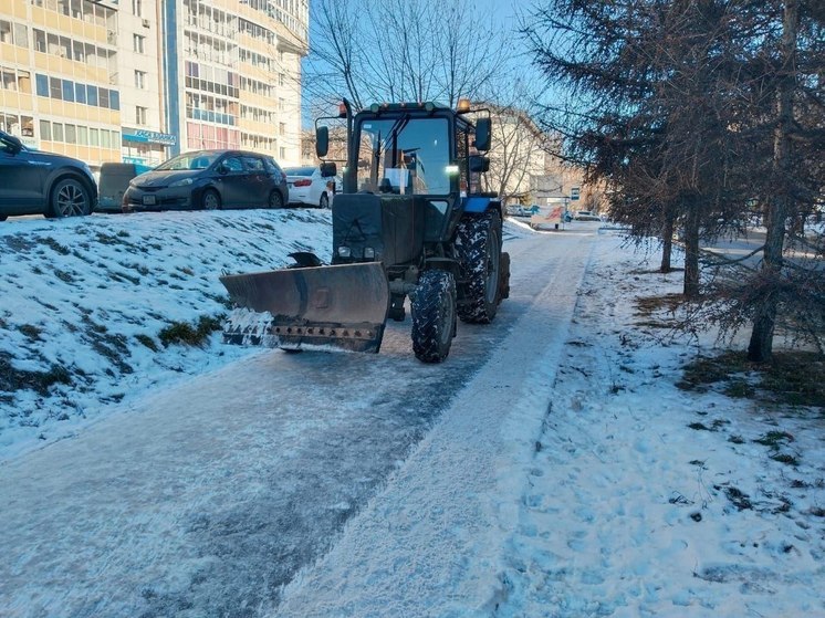 Иркутск очищают от снега и наледи