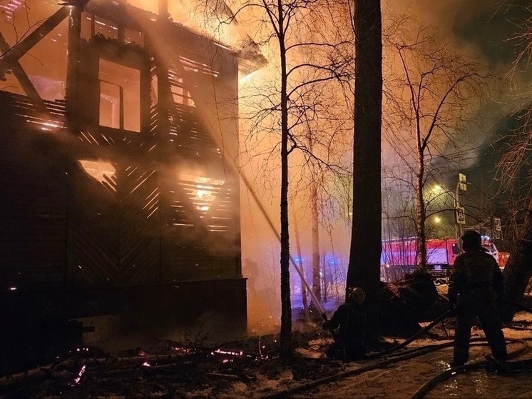 В центре Архангельска горел деревянный дом