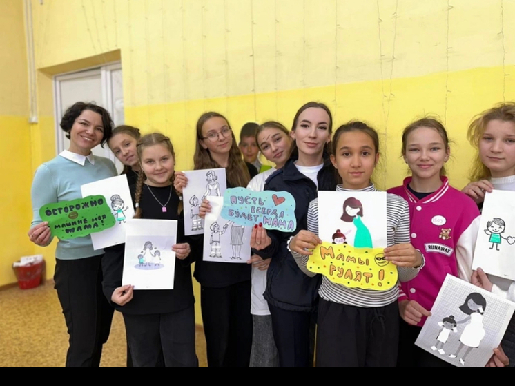 Ко Дню матери сотрудники Госавтоинспекции Смоленской области провели акцию «Мама – засветись»