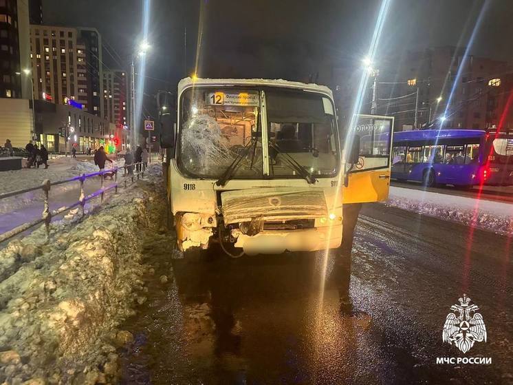 Двоих детей отправили в больницу после аварии с маршруткой в Петрозаводске