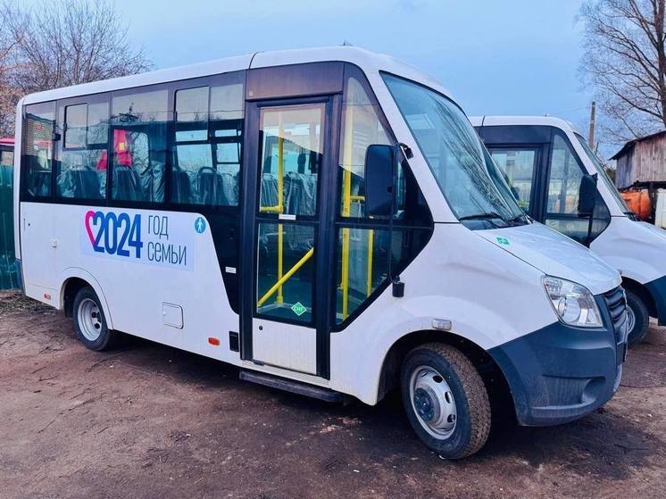Старая Русса получила два новых автобуса по проекту стимулирования рождаемости