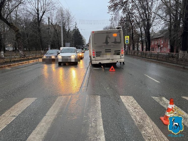 В Самаре женщина оказалась под автобусом и чудом осталась жива