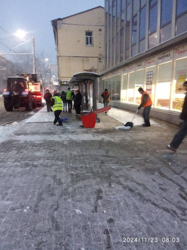 В Калуге круглосуточно идёт уборка снега