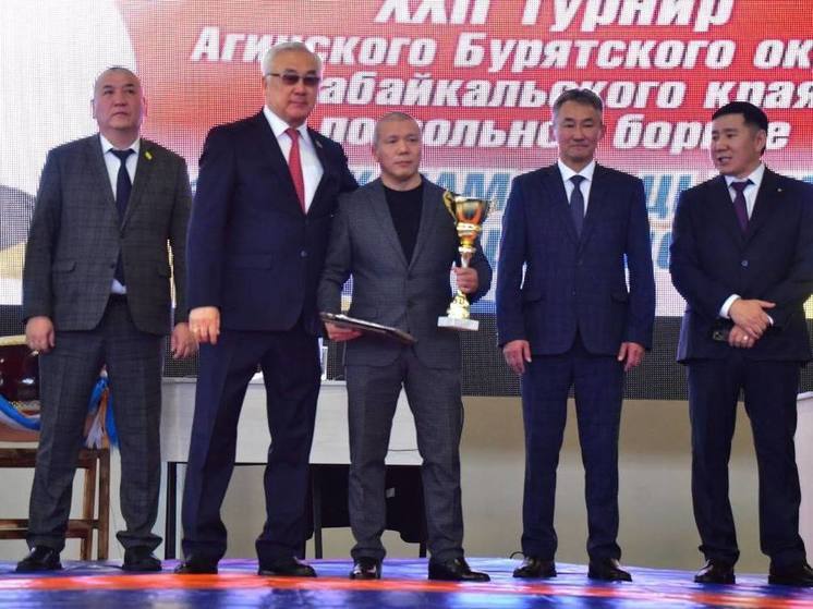 Лучшего тренера по борьбе назвали на турнире памяти Цыренова в Забайкалье