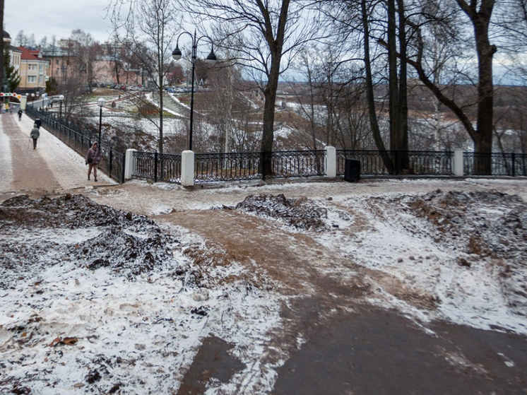 Площадку у памятника Петру и Февронии замостят в ближайшие дни
