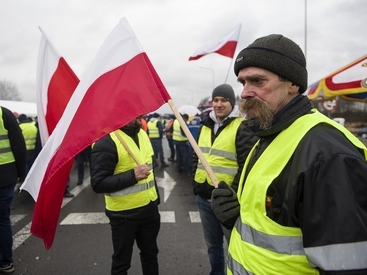 «Страна.UA»: Польские фермеры заблокировали движение для украинских грузовиков на контрольно-пропускном пункте «Медика - Шегини»