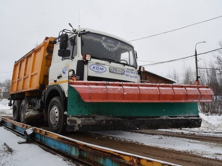 Более 20 единиц техники выпустили на дороги Иванова бороться со снегом