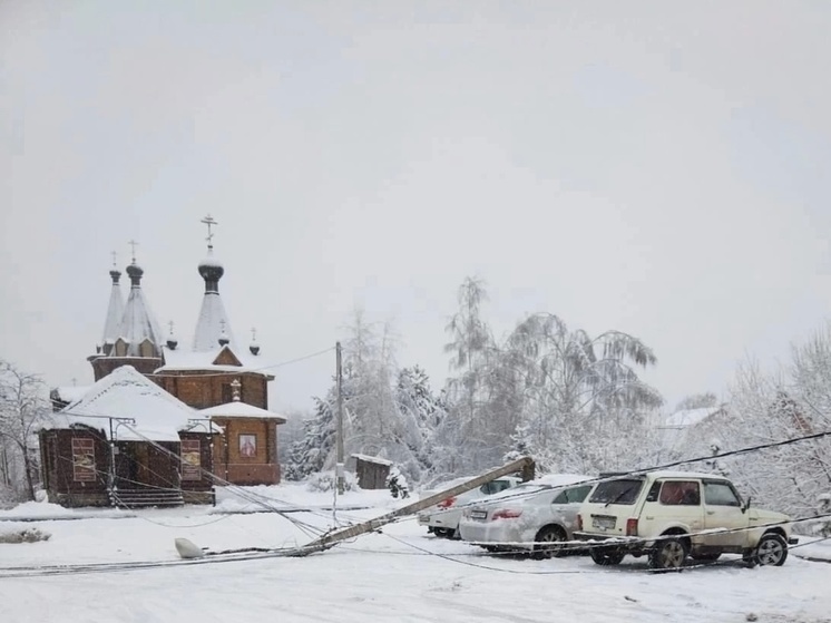 В Тверской области возле храма упала бетонная опора линии электропередачи