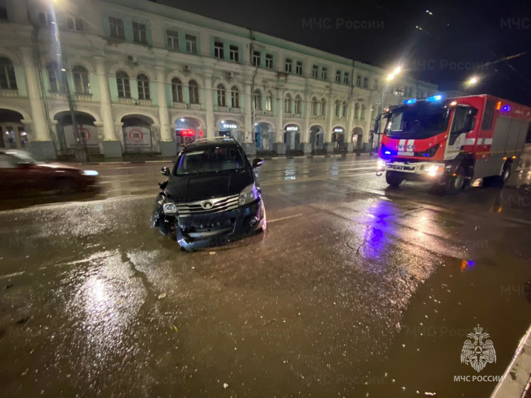 В Орле легковой автомобиль столкнулся с опорой освещения