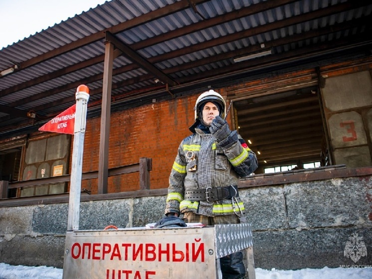 В Екатеринбурге пожарные пришли на завод по производству резиновых изделий