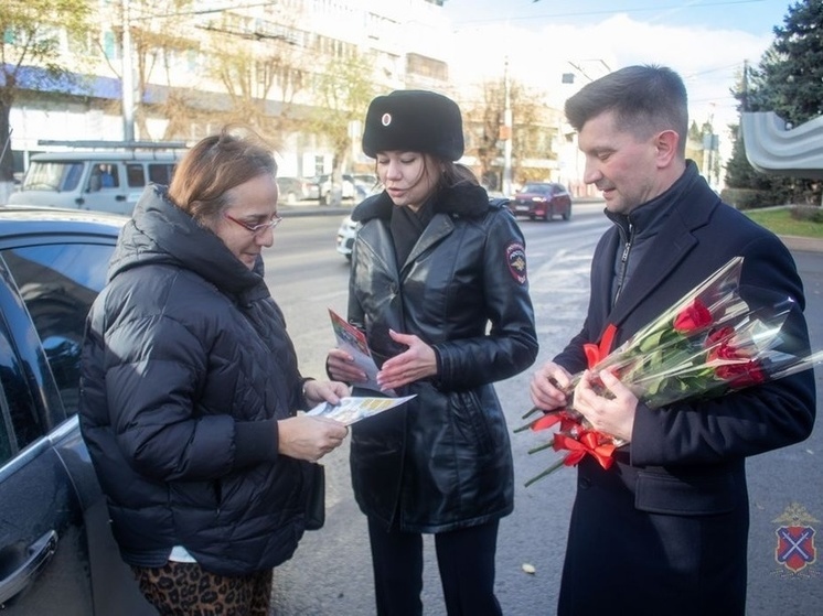 Волгоградским автомобилисткам в канун Дня матери инспекторы ГИБДД вручили цветы