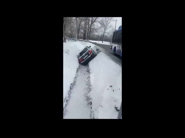 В Новокузнецке автомобиль опрокинулся в кювет