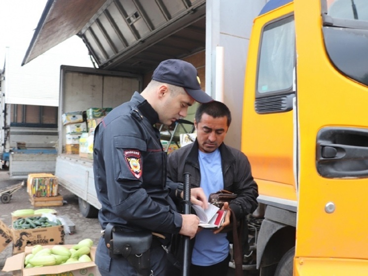 В Ярославле полиция и военные прошлись по продуктовым магазинам центра