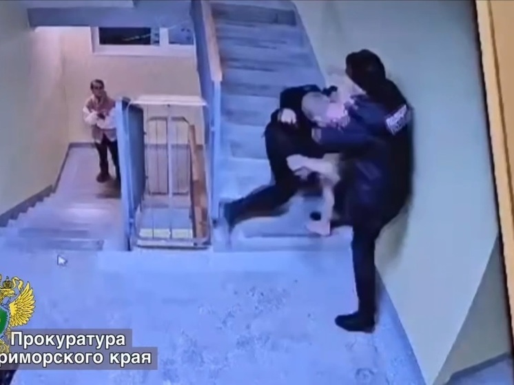 Нетрезвый мужчина с ножом напал на полицейских в Приморье
