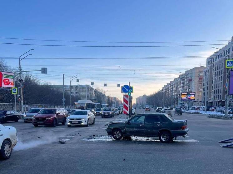 Девочка-подросток пострадала в аварии на перекрёстке Масленникова-Жукова в Омске