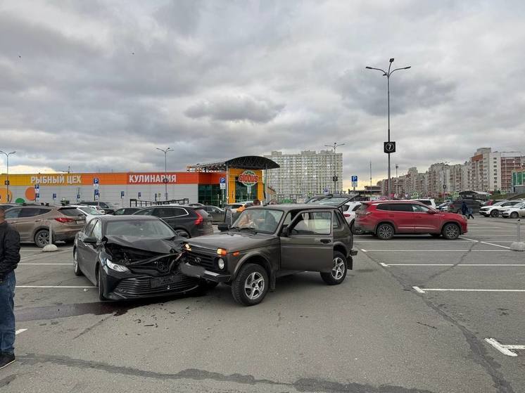 На парковке гипермаркета Globus в Рязани столкнулись «Нива» и Toyota