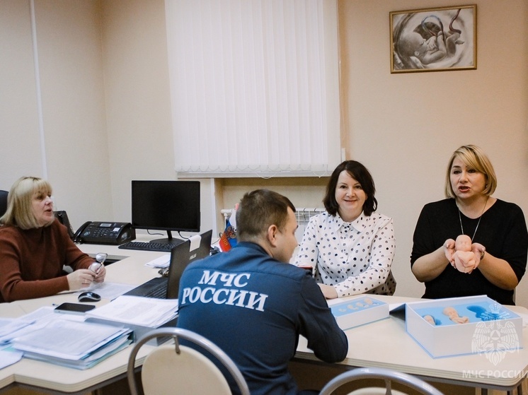 Жительницы Ивановской области в погонах запустили нежный челлендж ко Дню матери