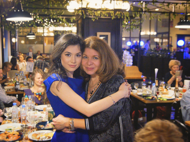 &laquo;С мамой никогда не бывает страшно&raquo;: звезды рассказали о своих родительницах