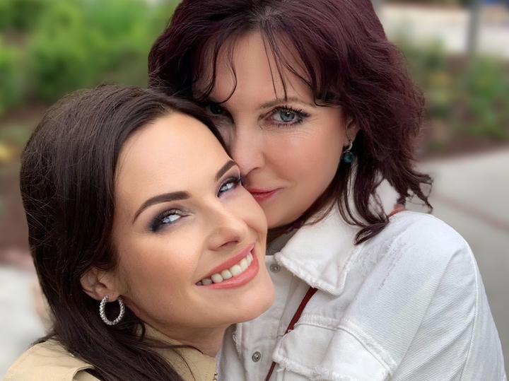 &laquo;С мамой никогда не бывает страшно&raquo;: звезды рассказали о своих родительницах