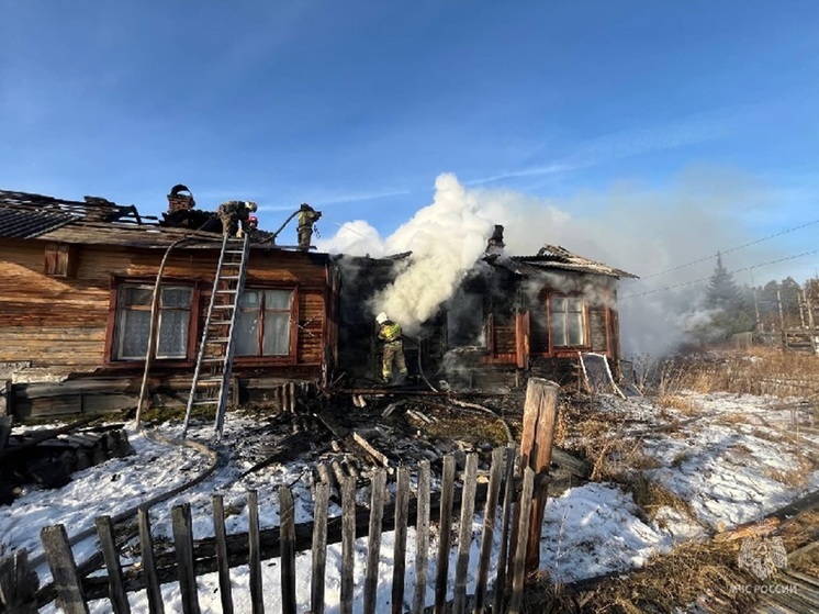 Четырехквартирный барак вспыхнул в уральском поселке