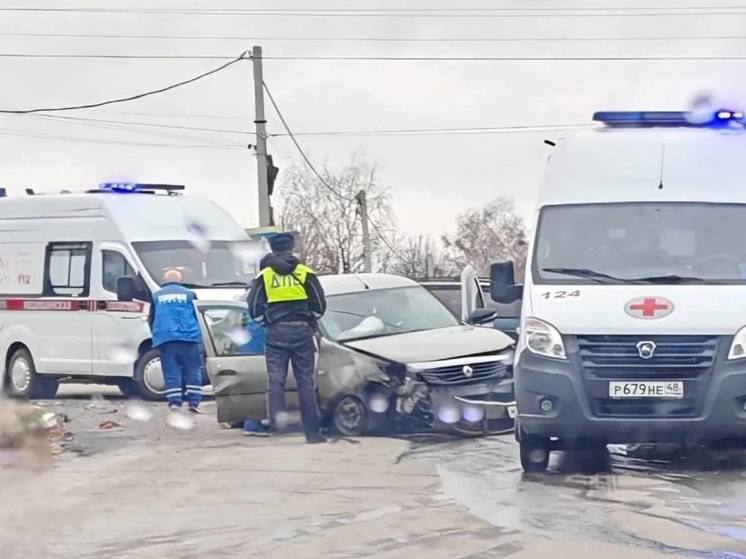 Медики помогали пострадавшим в аварии в райцентре Липецкой области