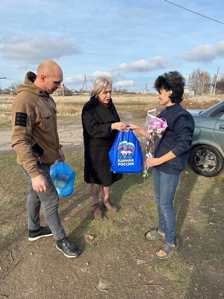 В День матери власти Токмакского района поздравили матерей