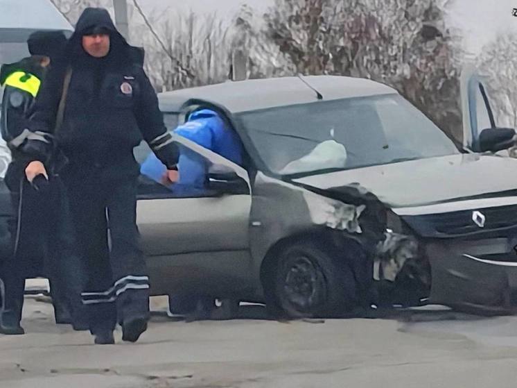 Ребёнок и двое взрослых попали в больницу после аварии в Задонске