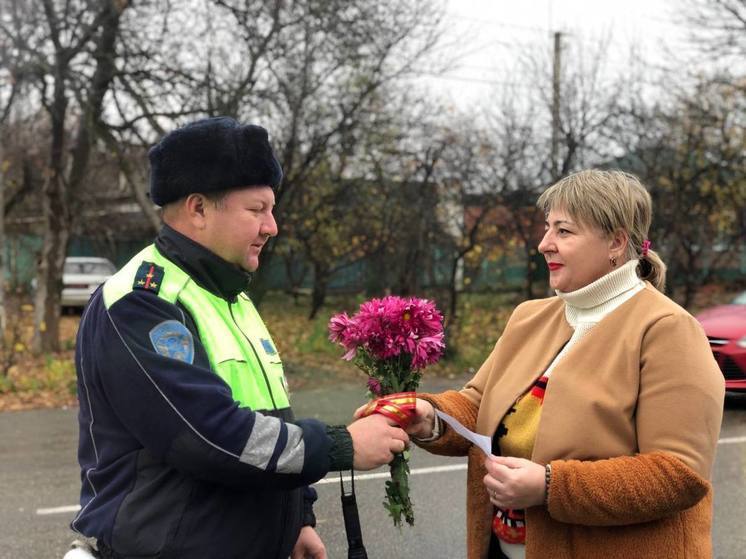 Госавтоинспекторы Курганинского района поздравили автомобилисток с Днём матери