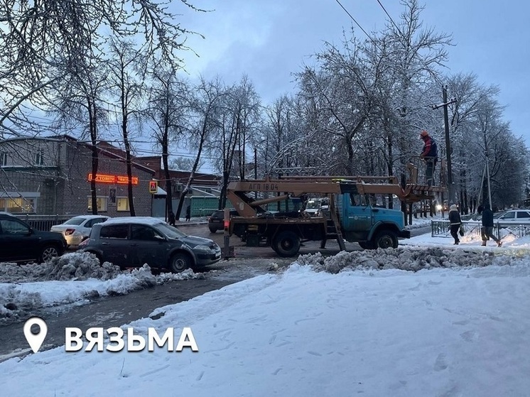 В пострадавших районах Смоленской области продолжают восстанавливать электроснабжение