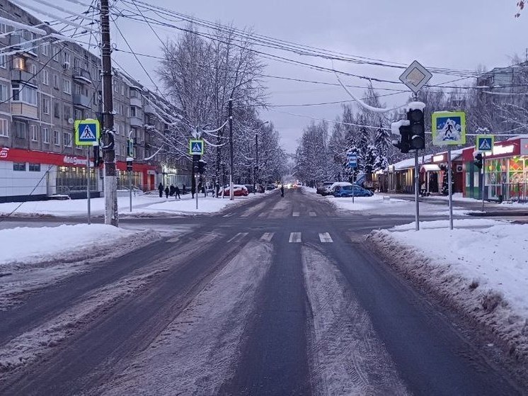 В Твери водитель сбил девочку на переходе и сбежал, бросив машину