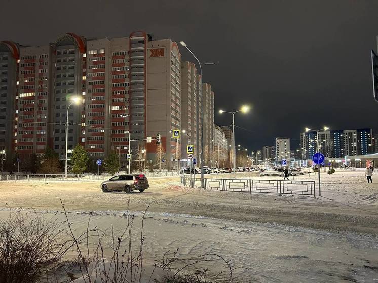 В Барнауле «Москвич» столкнулся с двумя машинами и «прилег» на бок