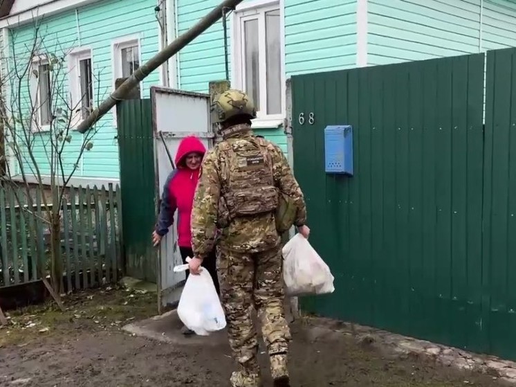Российские военные помогают жителям приграничных сел Курской области