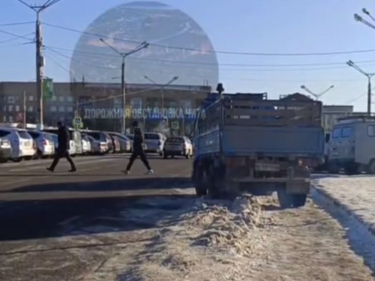 Грузовик застрял в снегу после уборки дороги на вокзале в Чите