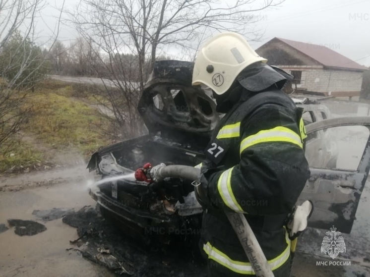 Во Мценском районе во время движения загорелся кроссовер