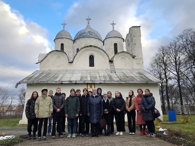 Псковские десятиклассники посетили собор Рождества Иоанна Предтечи