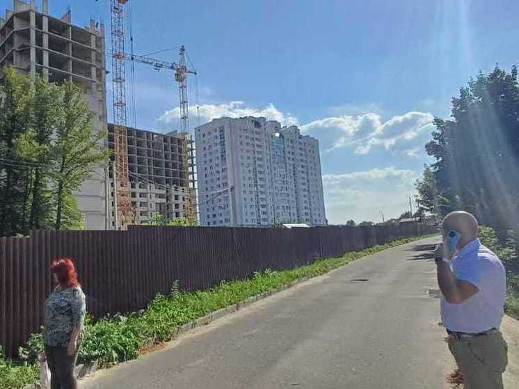 В Орле возникла спорная ситуация с подъездной дорогой к дому №83 на улице Панчука