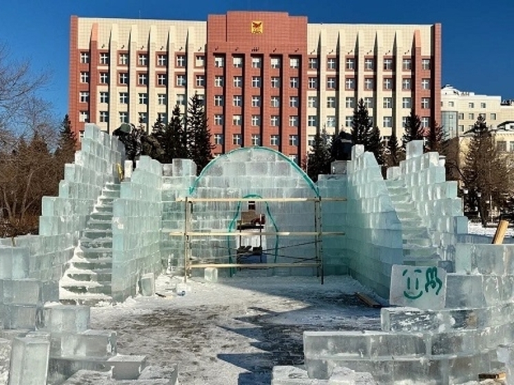 Ледовый городок начали возводить на площади Ленина в Чите